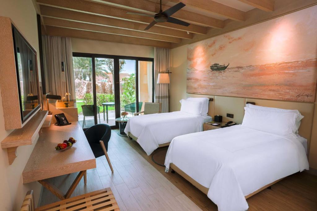 Voodi või voodid majutusasutuse Saadiyat Rotana Resort and Villas toas