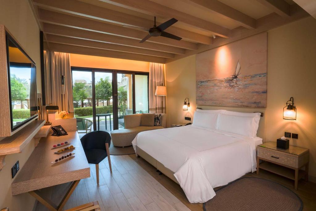 Voodi või voodid majutusasutuse Saadiyat Rotana Resort and Villas toas
