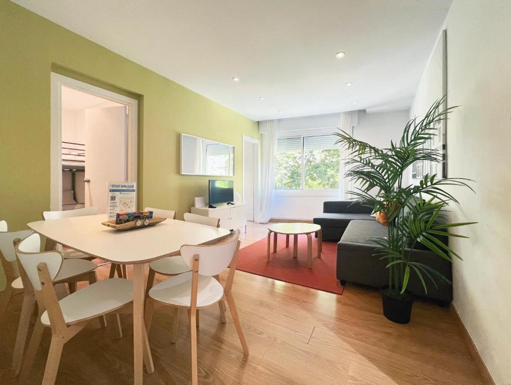 ein Wohnzimmer mit einem Tisch und einem Sofa in der Unterkunft Stay U-nique Apartments Aribau II in Barcelona