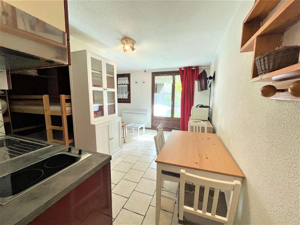 - une cuisine avec une table et un comptoir dans l'établissement Appartement La Salle-les-Alpes, 1 pièce, 4 personnes - FR-1-330F-143, à Serre Chevalier