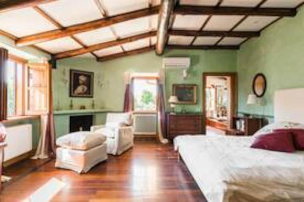 Łóżko lub łóżka w pokoju w obiekcie Rome villa swimming pool