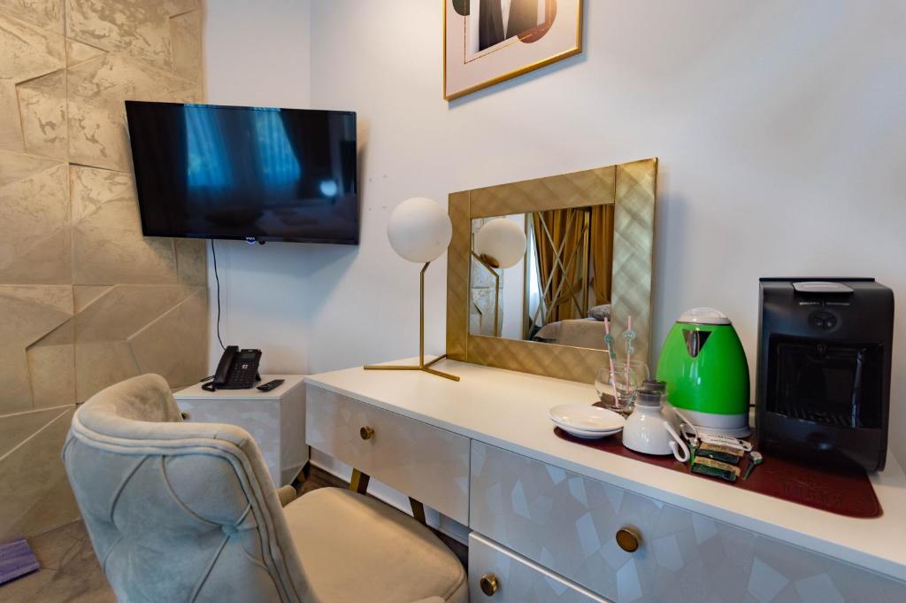 TV a/nebo společenská místnost v ubytování Hotel IDEAL Deluxe