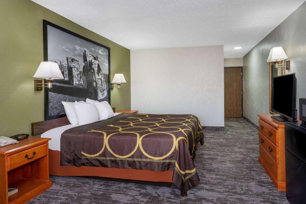 Postel nebo postele na pokoji v ubytování Super 8 by Wyndham Amarillo Central TX