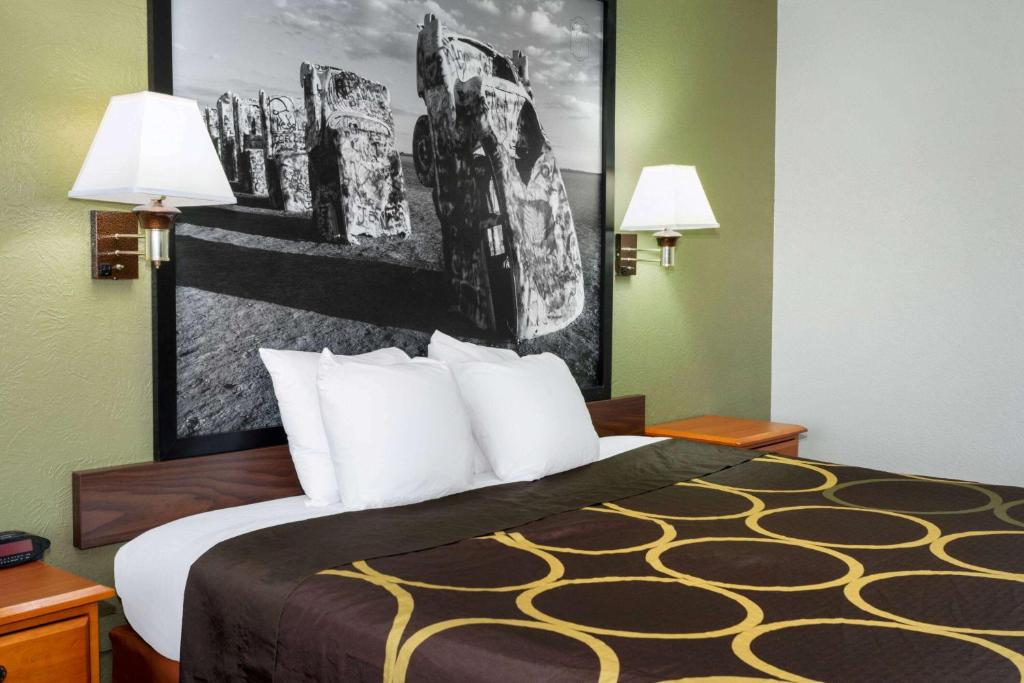 Postel nebo postele na pokoji v ubytování Super 8 by Wyndham Amarillo Central TX