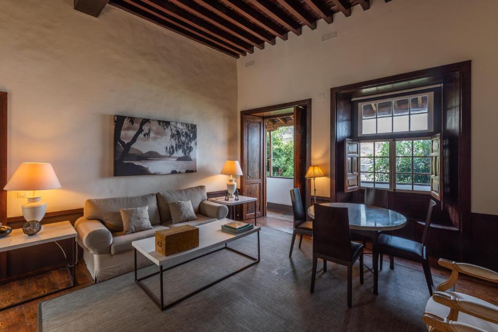 Posezení v ubytování Isla Baja Suites