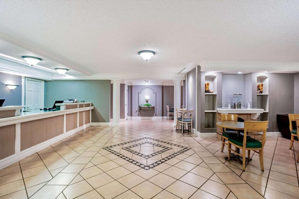 阿比林Baymont by Wyndham Abilene的一间带厨房和餐厅的大房间