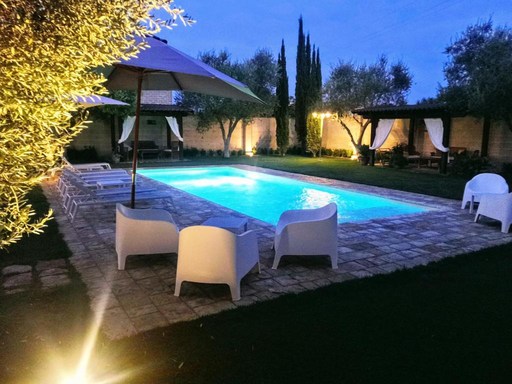 Bazén v ubytování BORGO LUNA b&b nebo v jeho okolí