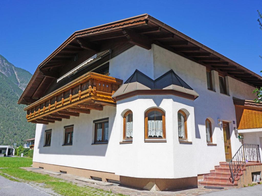 ein kleines Haus mit einem Balkon an der Seite in der Unterkunft Apartment Buntweg-1 by Interhome in Zams