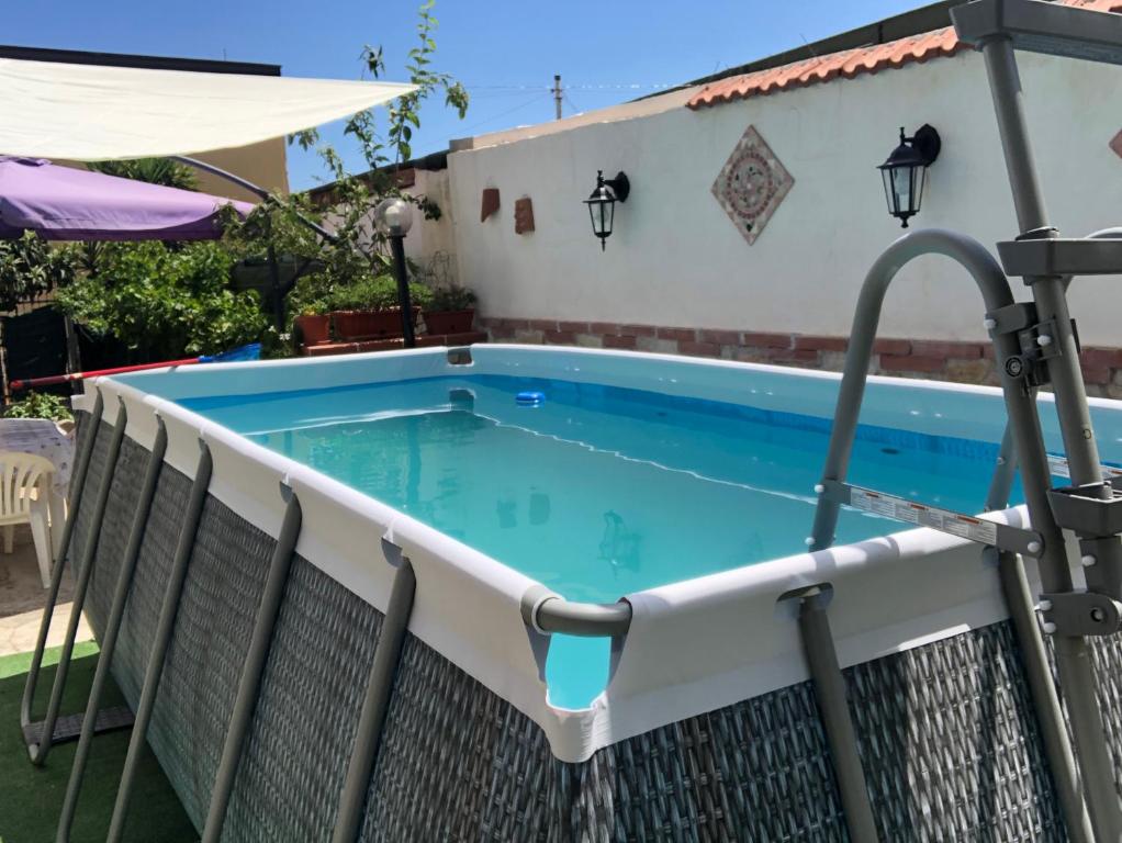 Basen w obiekcie Aromi di Sicilia Casa Vacanze lub w pobliżu