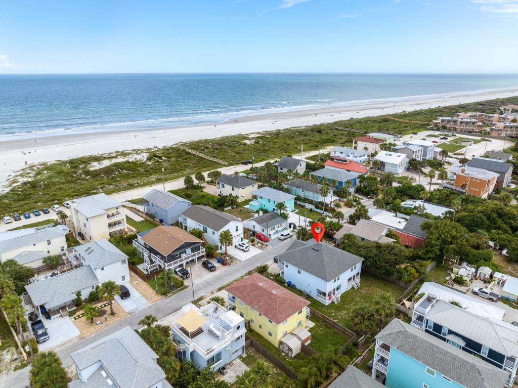 - une vue aérienne sur une plage avec des maisons et l'océan dans l'établissement Avery's Ocean Breeze A, 3 Bedrooms, Ocean View, Pet Friendly, Sleeps 6, à Butler Beach