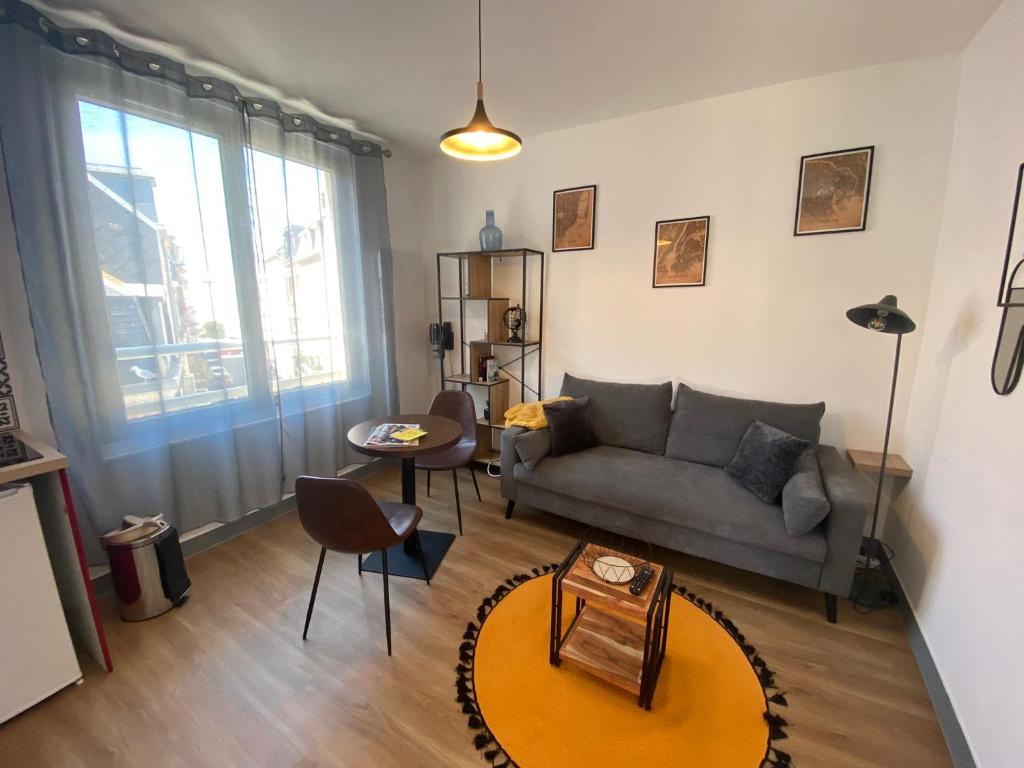 un salon avec un canapé et une table dans l'établissement 3- Au pied des Falaises du Tréport à 50m de la plage, au Tréport