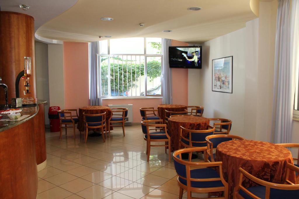 TV a/nebo společenská místnost v ubytování Hotel Ribot