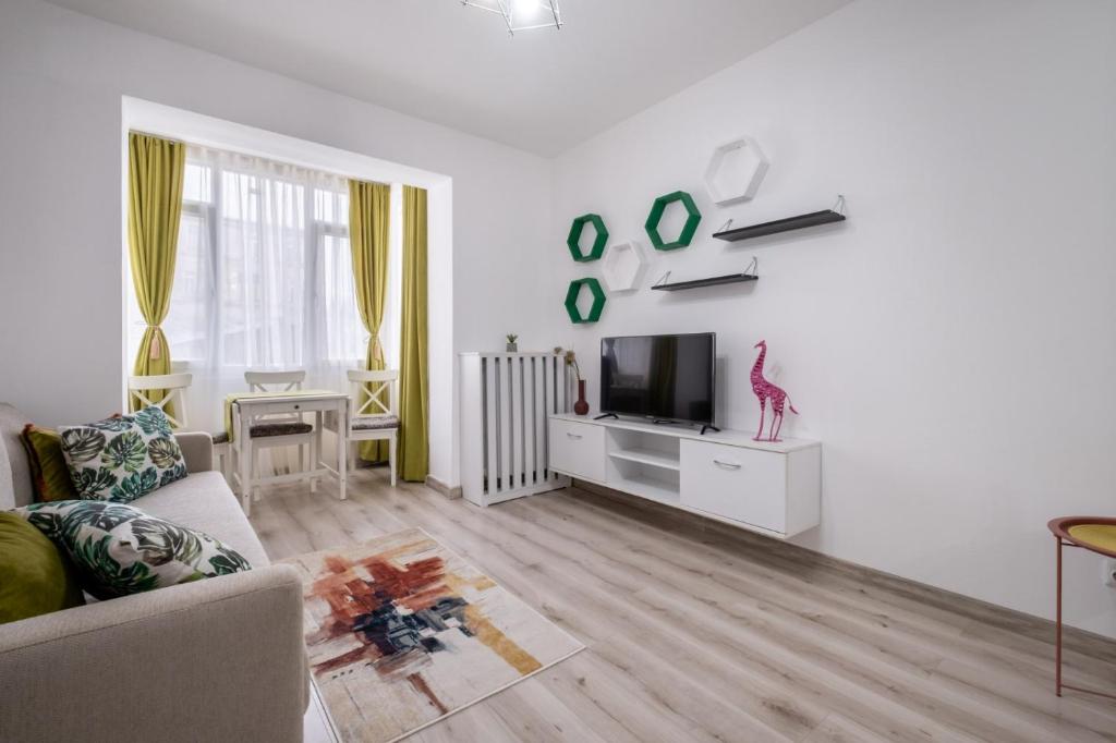 Телевизор и/или развлекательный центр в LAROKA HOUSE Cosy and modern apartment Universitate-City Centre