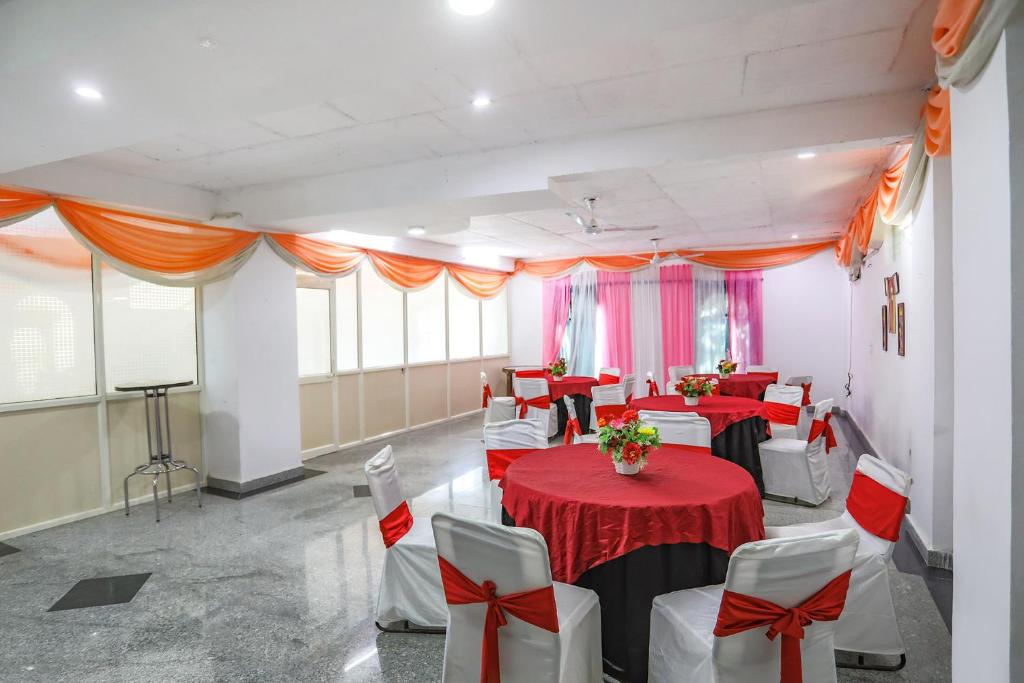 Posezení v ubytování FabHotel Aravali Suites