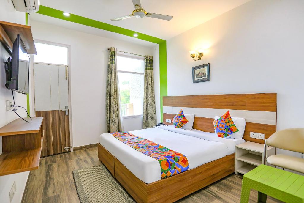 Postel nebo postele na pokoji v ubytování FabHotel Aravali Suites