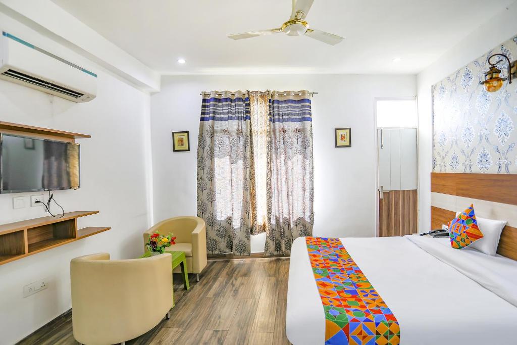Postel nebo postele na pokoji v ubytování FabHotel Aravali Suites