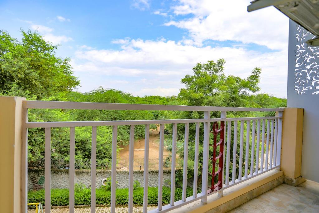 Balkón nebo terasa v ubytování FabHotel Aravali Suites