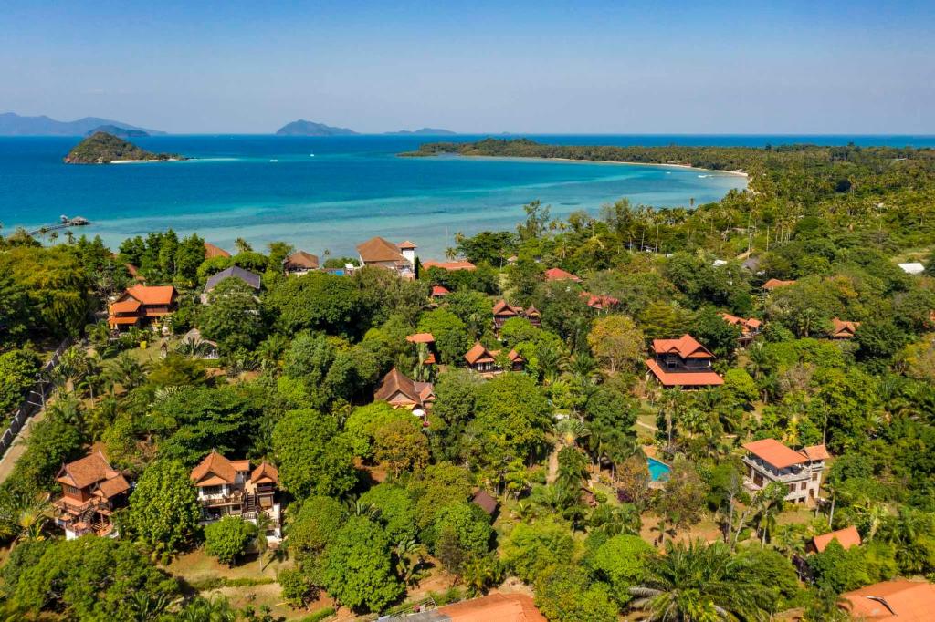 eine Luftansicht eines Resorts in der Nähe des Ozeans in der Unterkunft Good Time Sports Village Koh Mak in Ko Mak