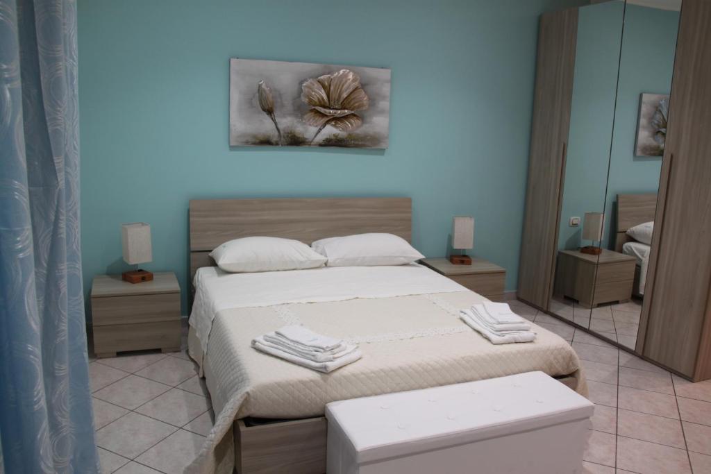 A bed or beds in a room at Casa di Suele