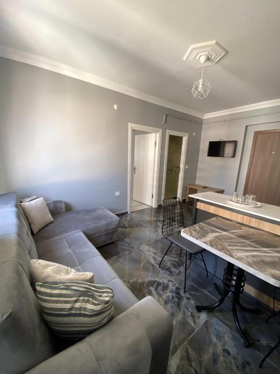 ein Wohnzimmer mit einem Sofa und einem Tisch in der Unterkunft dagkent plus suit in Tokat
