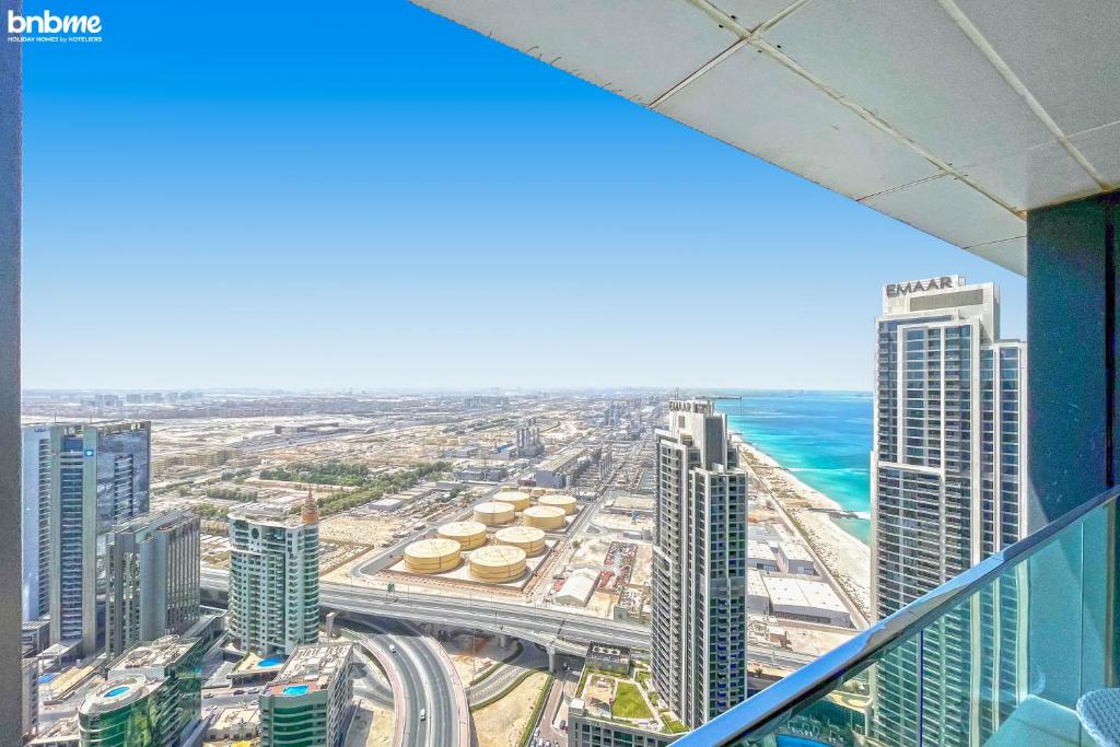 Nespecifikovaný výhled na destinaci Dubaj nebo výhled na město při pohledu z apartmánu