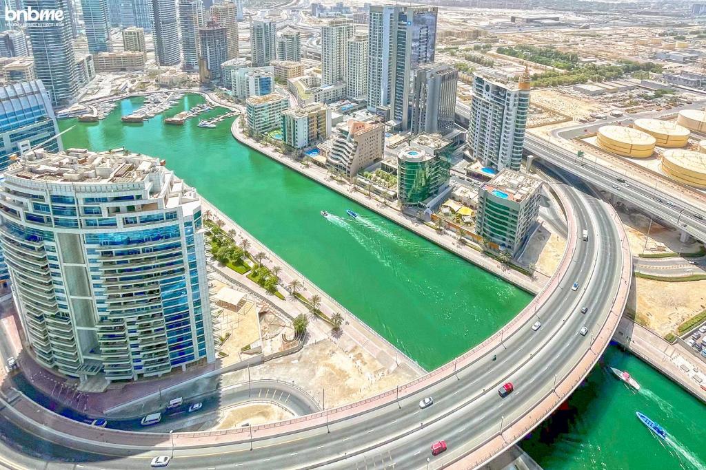 Nespecifikovaný výhled na destinaci Dubaj nebo výhled na město při pohledu z apartmánu