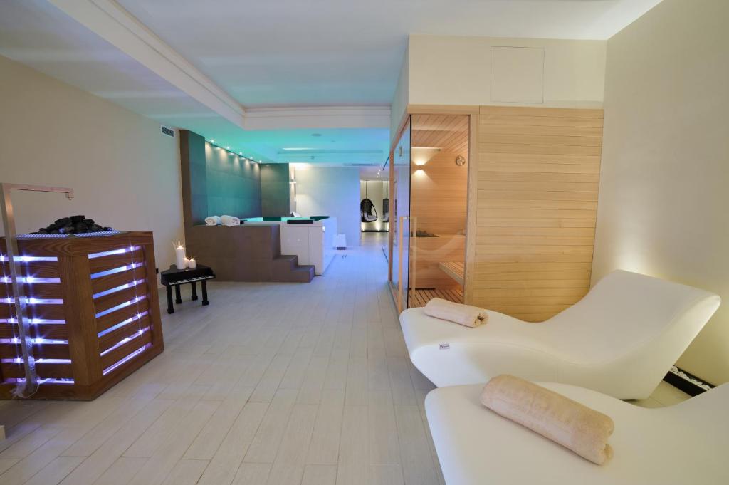 uma sala de estar com um sofá branco e uma casa de banho em Ludwig Boutique Hotel & Spa em Bolsena