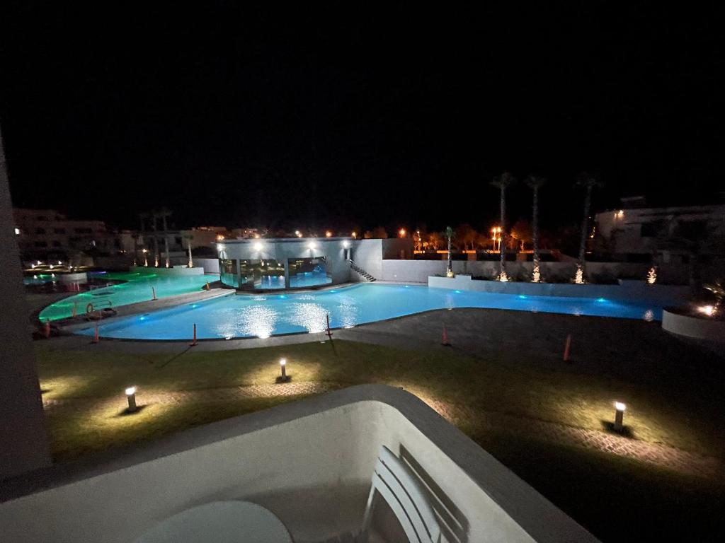 Nouveau complexe avec balcon et piscines prives