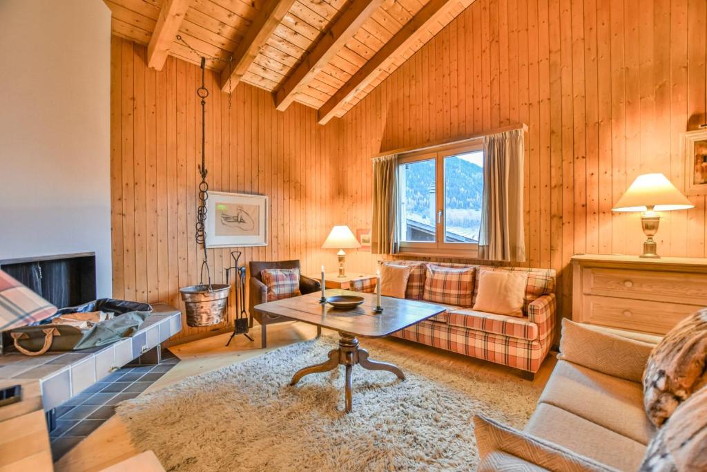 a living room with a couch and a table at Chalet Arnica in Fiesch