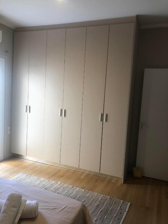 Zdjęcie z galerii obiektu Bright Spacious Modern 3rd flr City Oasis-Sleeps 5 w Atenach