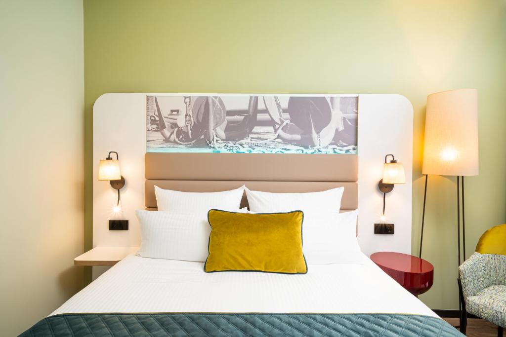 Postel nebo postele na pokoji v ubytování Leonardo Hotel Hamburg Altona