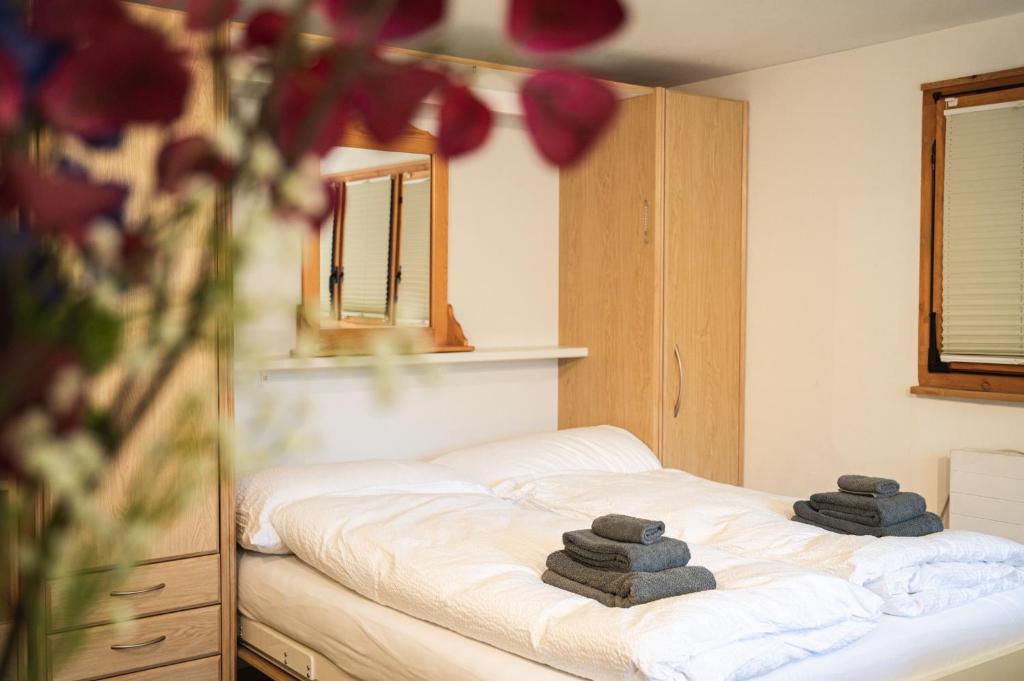 a bedroom with a bed with towels on it at Studio direkt im Zentrum, tolle Terrasse, Aussicht in Zermatt