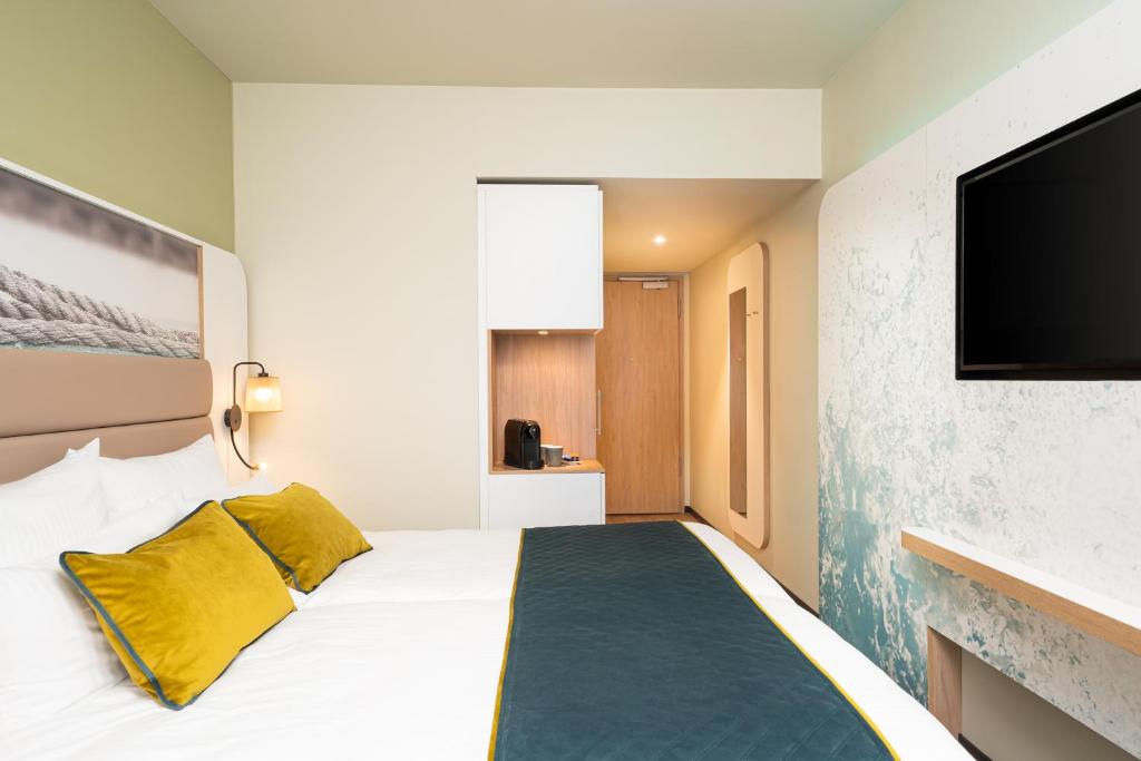 TV a/nebo společenská místnost v ubytování Leonardo Hotel Hamburg Altona