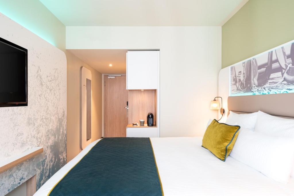 Postel nebo postele na pokoji v ubytování Leonardo Hotel Hamburg Altona