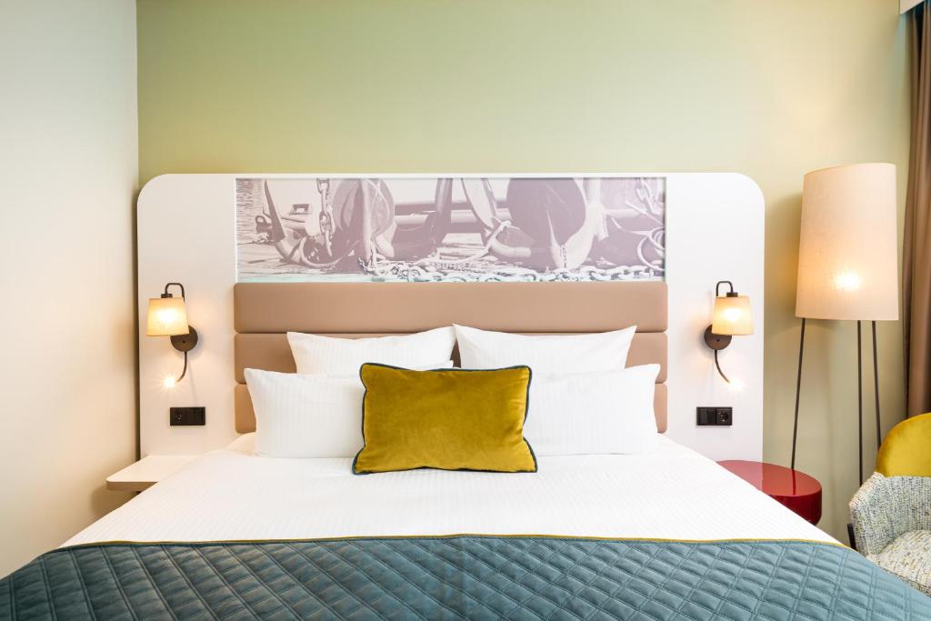 Postel nebo postele na pokoji v ubytování Leonardo Hotel Hamburg Altona