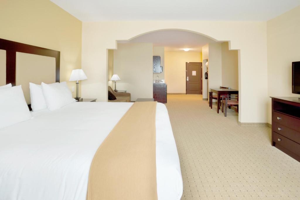 Tempat tidur dalam kamar di Holiday Inn Express Georgetown, an IHG Hotel