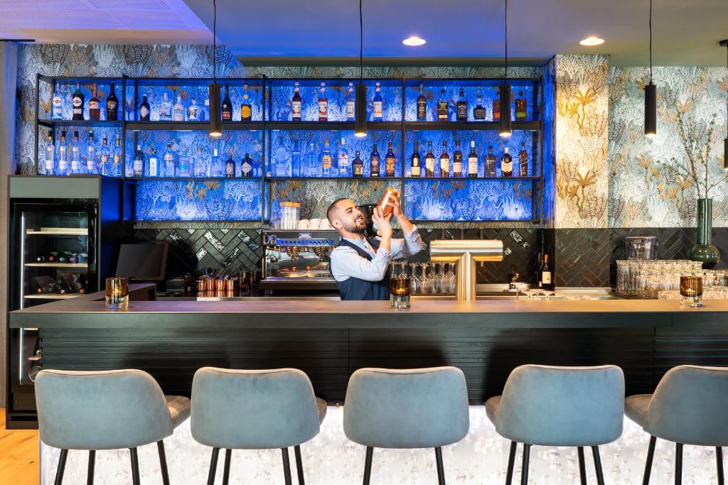Lounge nebo bar v ubytování Leonardo Hotel Hamburg Altona