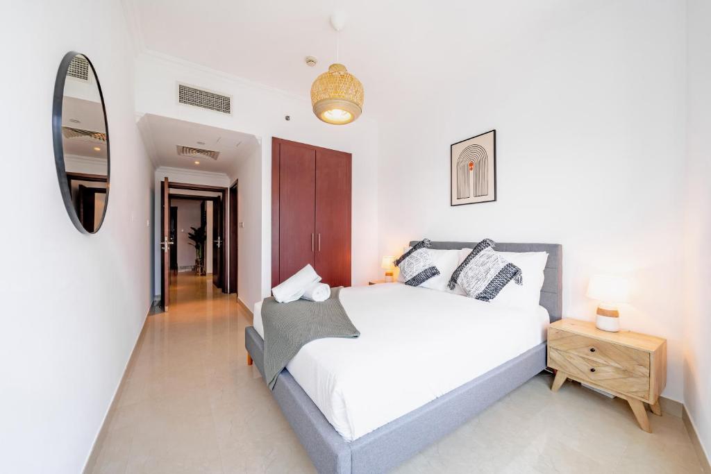Postel nebo postele na pokoji v ubytování Spacious 3BR with 180˚ Dubai Marina Views