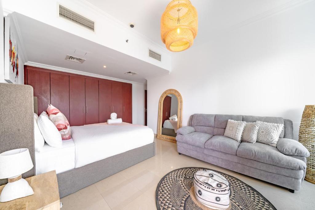 Postel nebo postele na pokoji v ubytování Spacious 3BR with 180˚ Dubai Marina Views