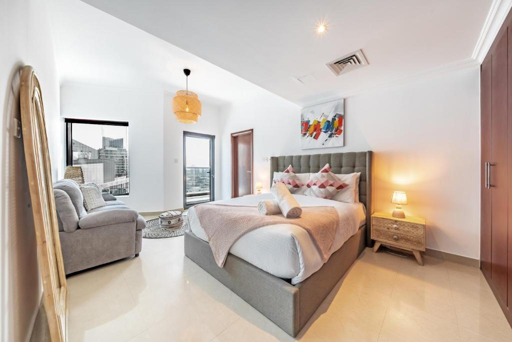 Postel nebo postele na pokoji v ubytování Spacious 3BR with 180˚ Dubai Marina Views