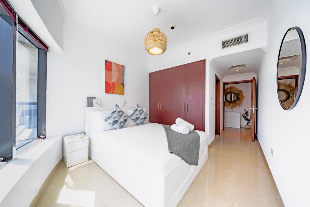 Postel nebo postele na pokoji v ubytování Spacious 3BR with 180˚ Dubai Marina Views