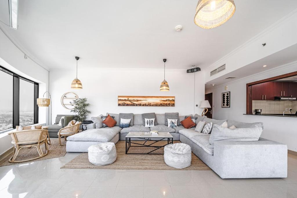 Posezení v ubytování Spacious 3BR with 180˚ Dubai Marina Views
