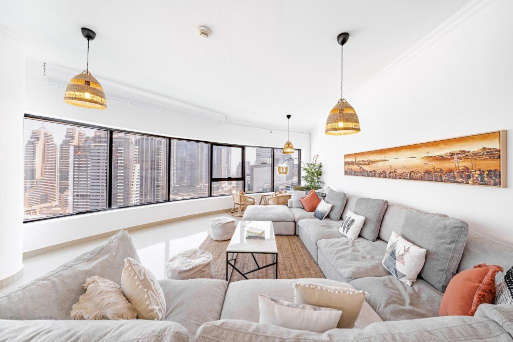 Posezení v ubytování Spacious 3BR with 180˚ Dubai Marina Views