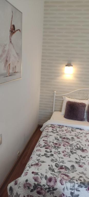 Be my Guest - Krucza Elegant Apartment - Rondo de Gaulle'a Center of Warsaw Metro Wi-Fi Breakfast - One-Bedroom Apartment