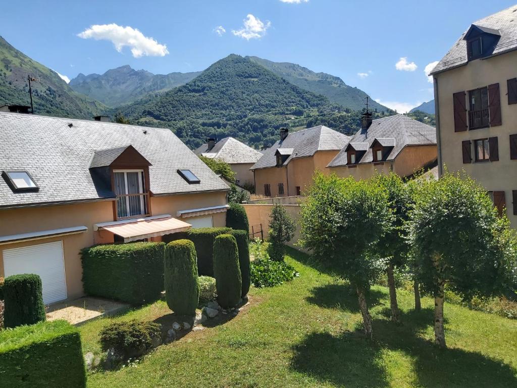 a row of houses with mountains in the background at Luz St Sauveur, Appartement 3 personnes, vue montagne, exposé sud, Résidence très calme in Luz-Saint-Sauveur