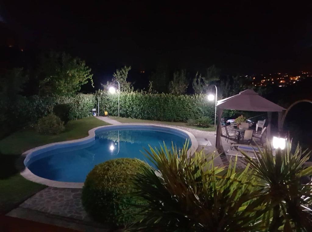uma piscina num quintal à noite em Boville Family House em Boville Ernica