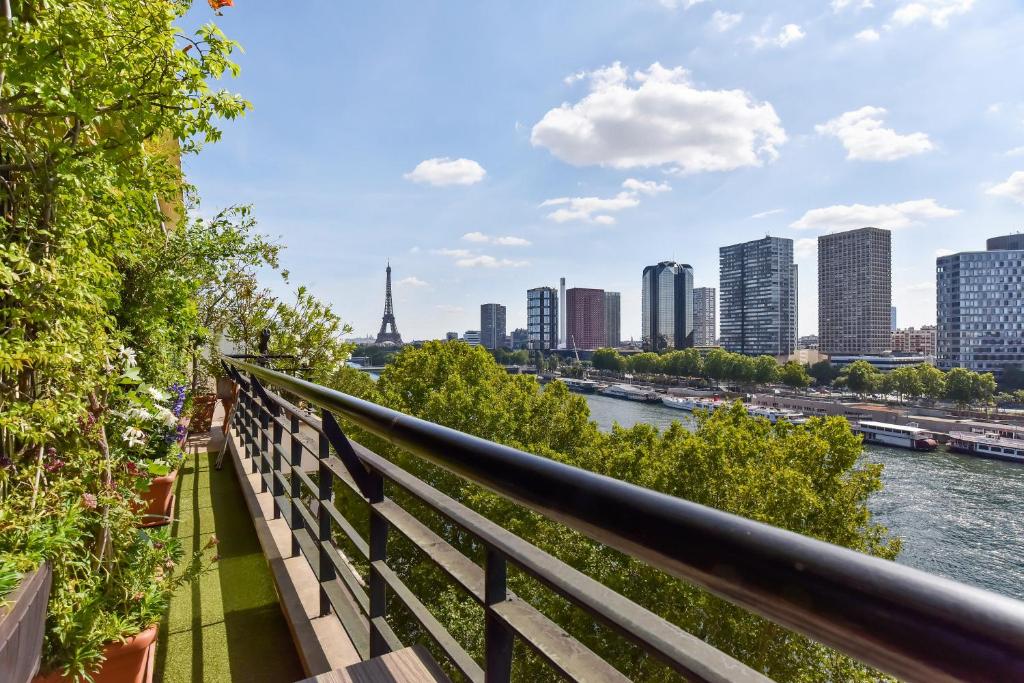 Zdjęcie z galerii obiektu Eiffel Tower Mirabeau Bridge's Eagle sight w Paryżu
