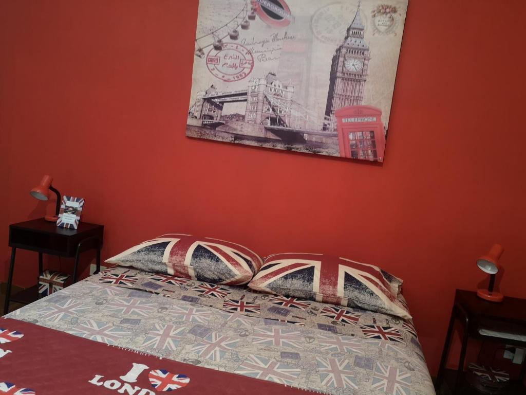 een slaapkamer met een bed met een foto van Big Ben bij CASADEI24 in Guidonia