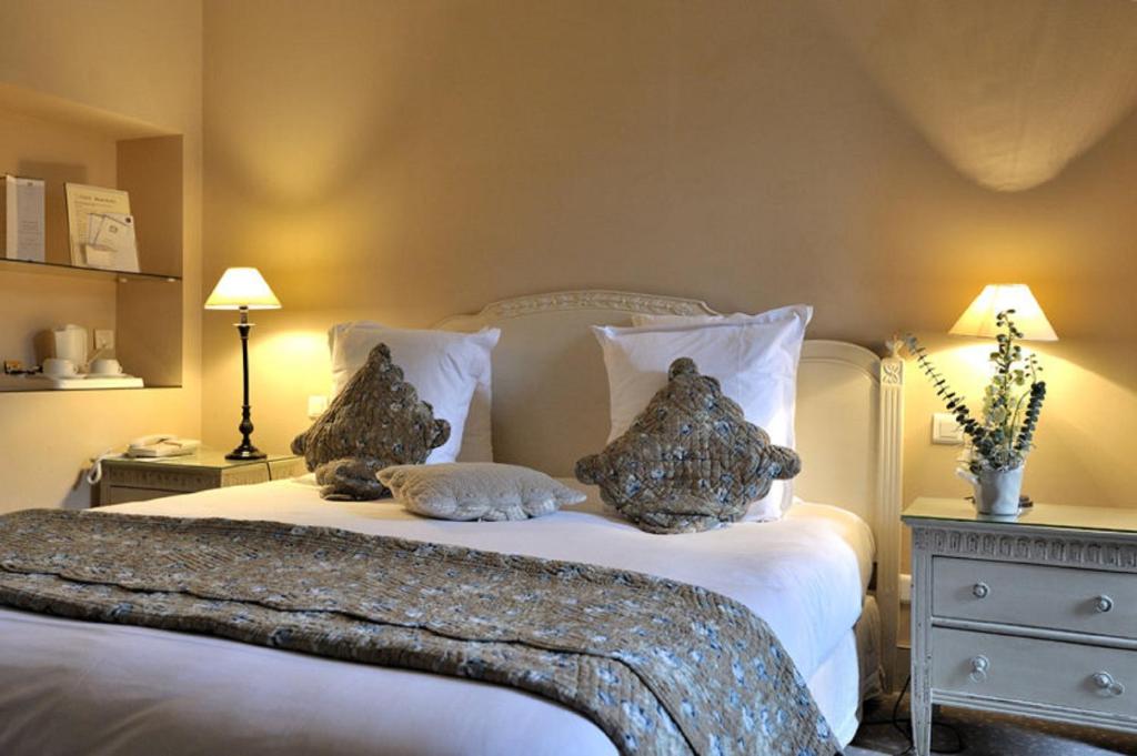 um quarto com uma cama com dois bichos de peluche em Hôtel Le Donjon - Cœur de La Cité Médiévale em Carcassonne