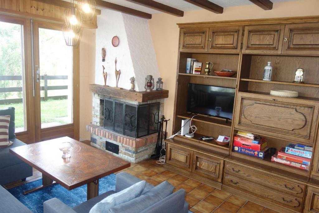 TV a/nebo společenská místnost v ubytování Orée du Bois PLEASANT & COSY apartments